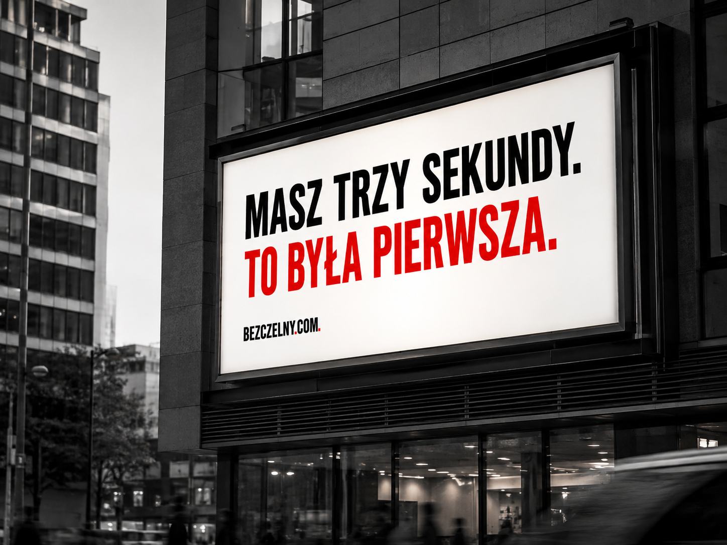 Billboard na elewacji z hasłem: Masz trzy sekundy. To była pierwsza.