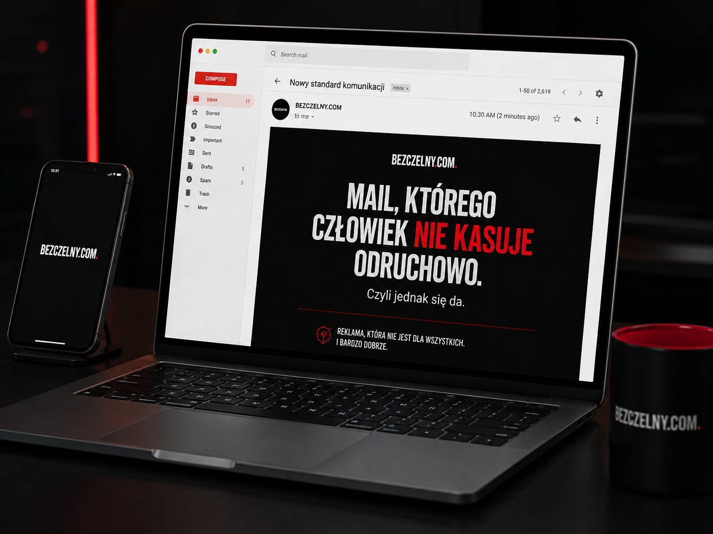 Laptop z otwartym mailingiem: Mail, którego człowiek nie kasuje odruchowo.