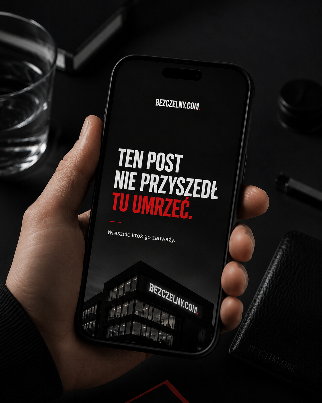 Telefon w dłoni z kreacją: Ten post nie przyszedł tu umrzeć.